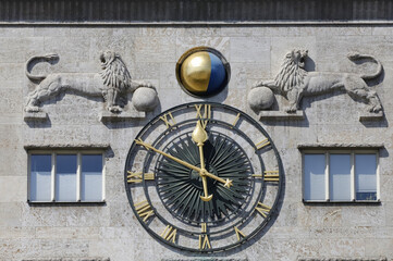 Leipzig, Ziffernblatt und Details der Uhr an der Fassade des Kroch-Hochhauses
