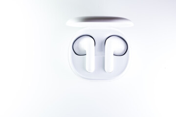 Estuche de auriculares intrauriculares bluetooth de color blanco