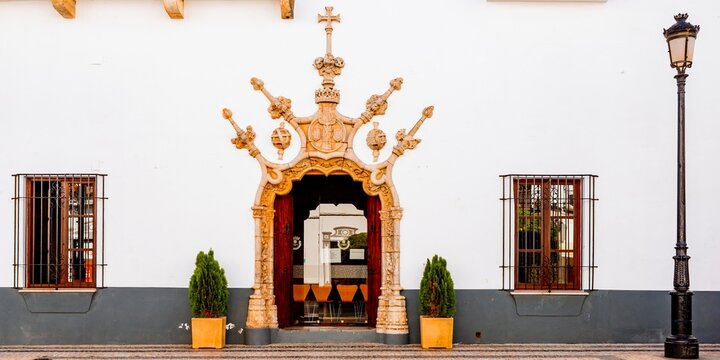 Main door in Manueline style. Palacio de los Duques de Cadaval, Municipal Palace. Olivenza Town Hall. Olivenza, Badajoz, Extremadura, Spain, Europe