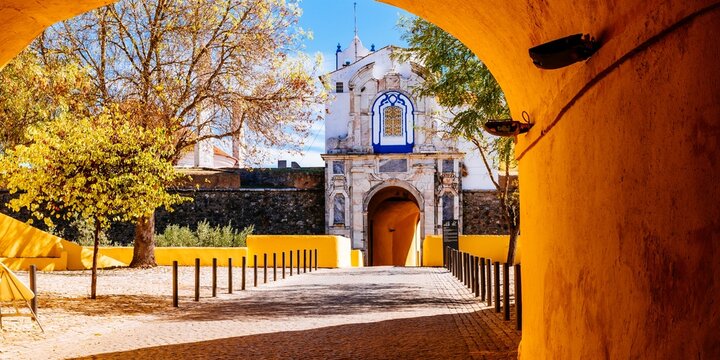 Passage in the Esquina outer gate that crosses the rampart. Elvas, Alentejo, Portugal, Europe.