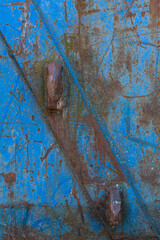 Nahaufnahme von Rost auf blauem Metall.