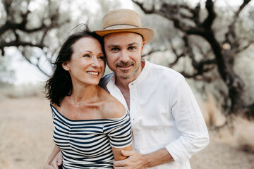 Liebespaar, 40+, im Freien