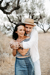 Liebespaar, 40+, im Freien