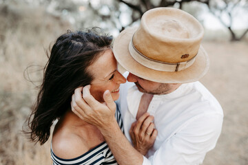 Liebespaar, 40+, im Freien