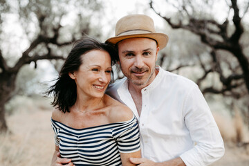 Liebespaar, 40+, im Freien