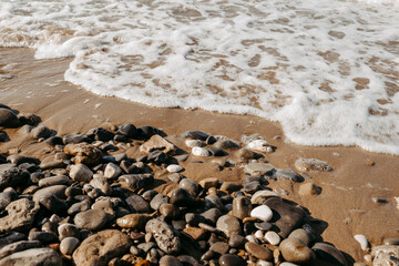 Meeresufer am Kiesstrand