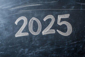 2025 written with white chalk on a blackboard