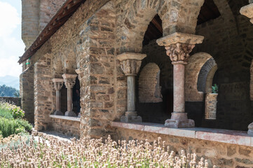 Naklejka premium Abbaye de Saint Martin de Canigou. Vista aérea la abadía monjes en la Cataluña norte, Francia, Europa. Paisaje de pirineos en verano. Destinación turística y peregrinaje.