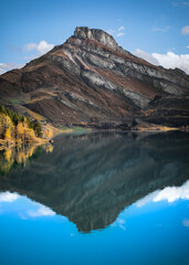 Obraz premium Rocher du Vent Reflecting In Lac de Roselend