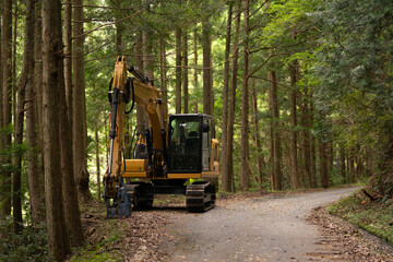 林道で作業するショベルカー