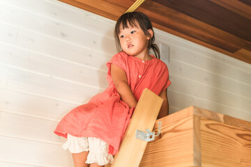 コテージのロフト・屋根裏部屋で遊ぶ女の子
