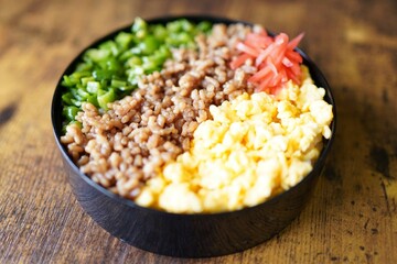 三色丼