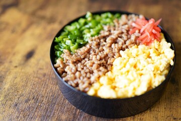 三色丼
