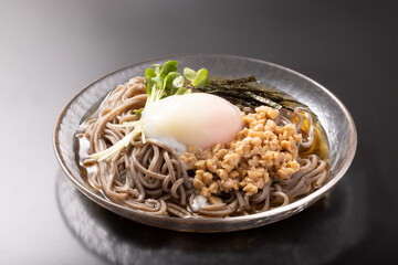 温玉　納豆　冷やし蕎麦