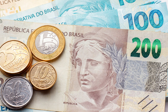 Moedas e C&eacute;dulas do Real Brasileiro em close