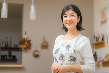 かわいい笑顔のお母さんの家事代行などのイメージ　カメラ目線 © kapinon