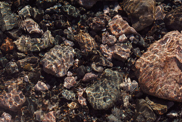 piedras bajo el agua