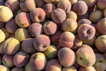 Fresh Juicy Peaches in a Vibrant Farmers Market Display