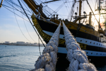 Obraz premium The rope that tied the ship close-up on the background of the ship's side.