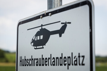 Schild kennzeichnet Landeplatz für Hubschrauber © Fabian Ibelherr