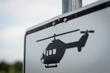 Schild kennzeichnet Landeplatz für Hubschrauber © Fabian Ibelherr