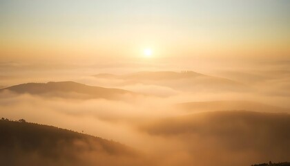 Obraz premium Golden Sunrise Over Foggy Mountain Ranges