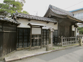 旧中山道にある大井宿本陣跡の正門と説明板／日本岐阜県恵那市
