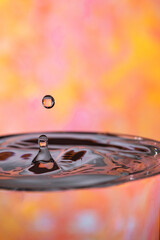 グラスの中で弾む美しい水滴のアクション