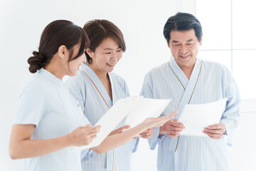 Fototapeta premium 人間ドッグを受ける夫婦と看護師（健康診断・医療・患者）