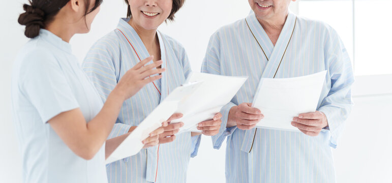人間ドッグを受ける夫婦と看護師（健康診断・医療・患者）