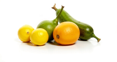 Owoce na białym tle. 
