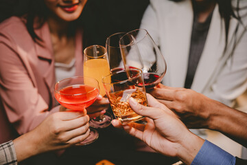 A group of friends enjoy an outdoor evening, drinking wine in a friendly and lively atmosphere. They celebrate togetherness, happiness and bonding.