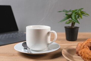 湯気の立つ温かいコーヒーとドーナツでコーヒーブレイク