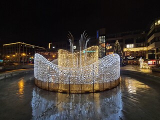 ein sch&ouml;n gestalteter Brunnen zur Weihnachtszeit in Magdeburg, Sachsen - Anhalt