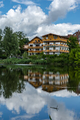 Obraz premium Windorf an der Donau mit Spiegelungen der Wolken im Wasser
