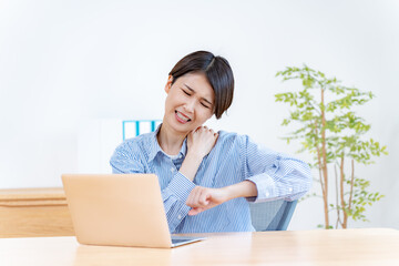 パソコン作業中に肩こりに悩む女性 © ponta1414