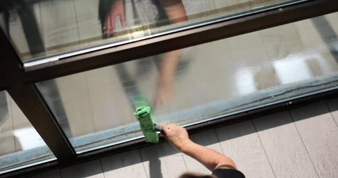 Cleaning glass surfaces with a foam brush