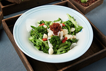 Boiled wolfberry, garlic, lily and broccoli