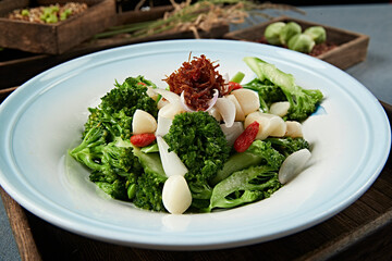 Boiled wolfberry, garlic, lily and broccoli