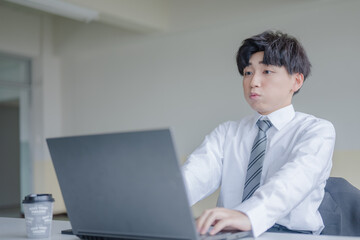 息を飲むビジネスマン