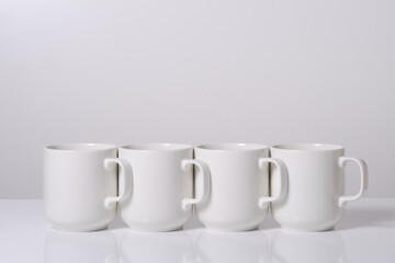 白背景の中のコーヒーカップ