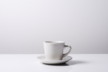 白いコーヒーカップとソーサー