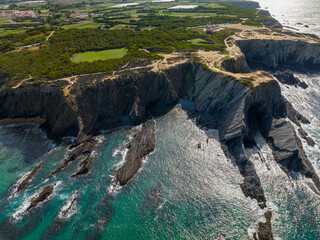 Faro de Cabo Sardão en Ponta do Cavaleiro en el pueblo de Odemira, parroquia de São Teotónio,...