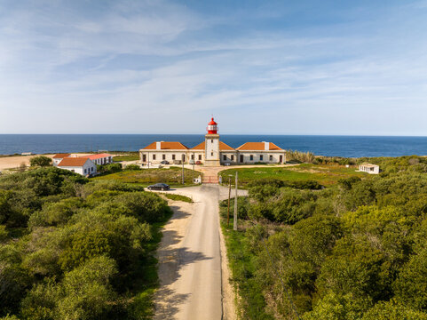 Faro de Cabo Sard&atilde;o en Ponta do Cavaleiro en el pueblo de Odemira, parroquia de S&atilde;o Teot&oacute;nio, punto m&aacute;s occidental, regi&oacute;n de Alentejo de Portugal
