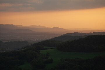 Albtrauf und das Albvorland zum Sonnenuntergang im Sommer, Aussicht von der Ostalb bei Nenningen.