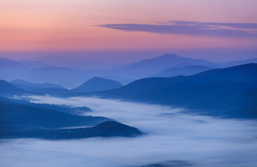 Obraz premium fog in the mountain valley