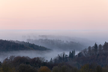 Herbstnebel auf der Schwäbischen Alb. Sonnenaufgang  bei Justingen. Blick ins Tal Richtung Süd.