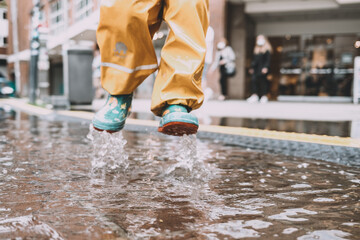 wasser, fontain, schnee, natur, feucht, winter, platsch, erk&auml;ltung, fl&uuml;ssig, bach, fluss, kind, kinder, springen, pf&uuml;tze, gummistiefen, Herbst, regen, spa&szlig;, kindheit