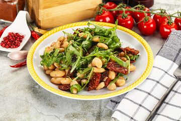 White canned beans with arugula and dry tomatoes