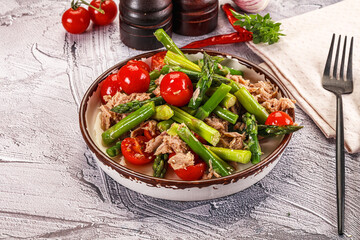 Canned tuna with asparagus salad